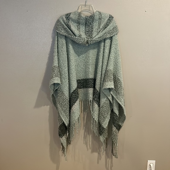 Simply Noelle poncho? - Picture 2 of 4